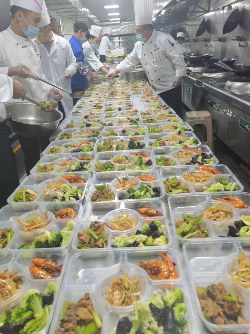 在寻找完美的宴会场地和餐饮服务时，很多新人会考虑将一切交由专业团队来打理——也就是我们常说的“宴会承包”。今天我们就通过对比分析两种不同的方式：自行筹备与外包承包，来看看选择哪种方法更适合自己。